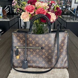 RARE Louis Vuitton Popincourt MM Monogram, black leather trim